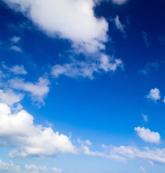 Blå himmel med hvide skyer - Stock-foto