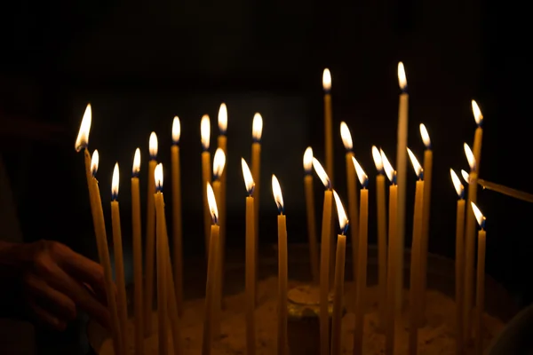 Velas llama en la noche — Foto de Stock