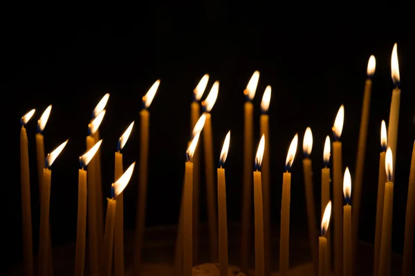 Płomień świec w nocy — Zdjęcie stockowe