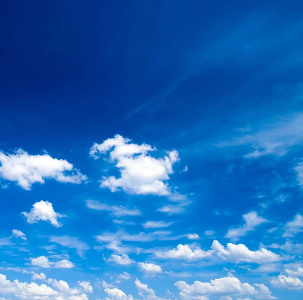 Blauer Himmel mit weißen Wolken — Stockfoto