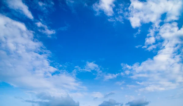 Blauwe lucht met witte wolken — Stockfoto