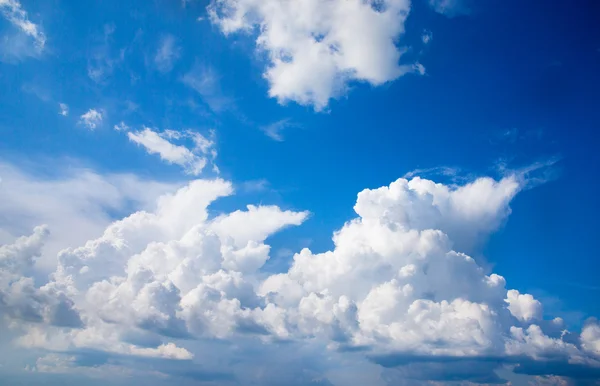Blå himmel med vita moln — Stockfoto