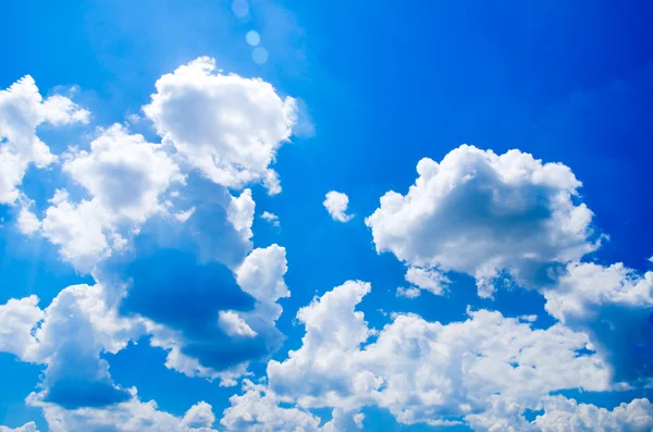 Blauer Himmel mit weißen Wolken — Stockfoto