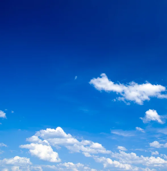 Cielo azul con nubes blancas — Foto de Stock