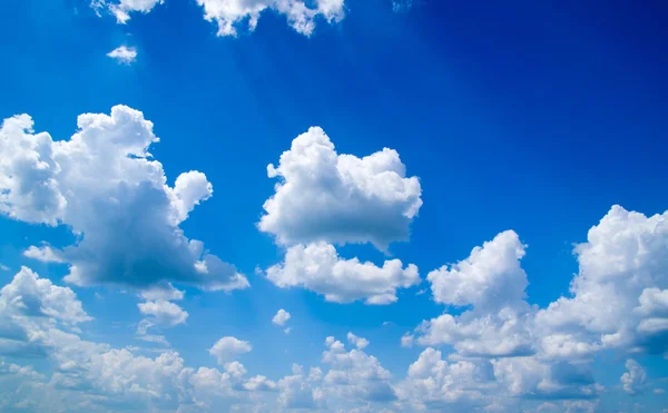 Cielo azul con nubes blancas —  Fotos de Stock