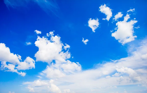 Blauer Himmel mit weißen Wolken — Stockfoto