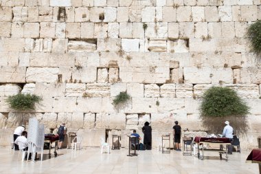 worshipers pray at Wailing Wall , Israel