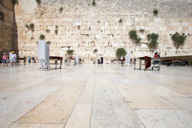 worshipers pray at Wailing Wall , Israel