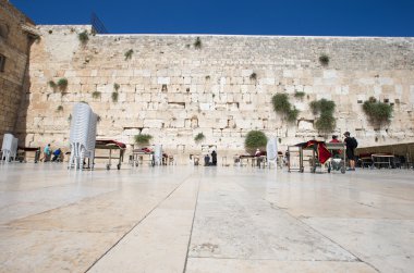 worshipers pray at Wailing Wall , Israel