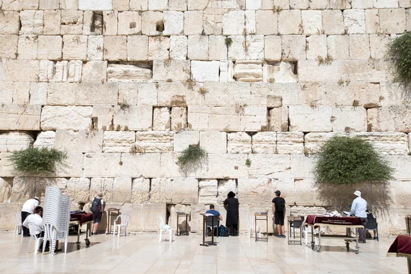Adoradores oran en el Muro de los Lamentos, Israel — Foto de Stock