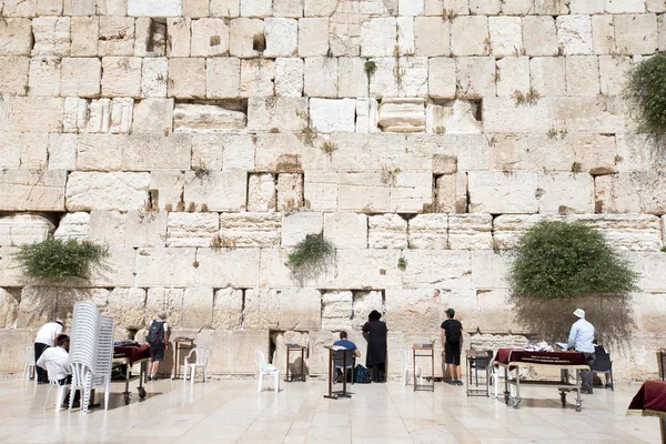 Adoratori pregano al Muro del Pianto, Israele — Foto Stock