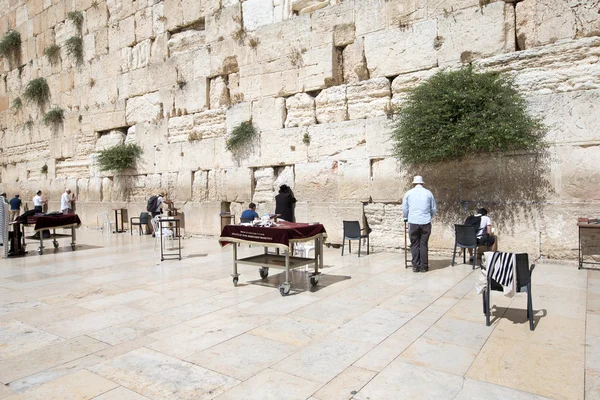 Adoradores oran en el Muro de los Lamentos, Israel — Foto de Stock