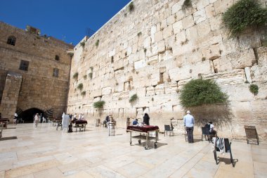 worshipers pray at Wailing Wall , Israel