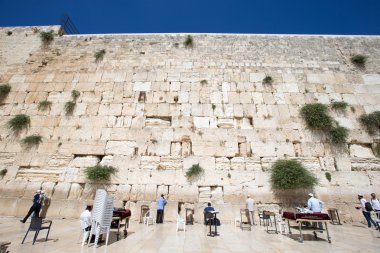 worshipers pray at Wailing Wall , Israel