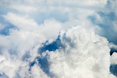 Beyaz bulutlu mavi gökyüzü