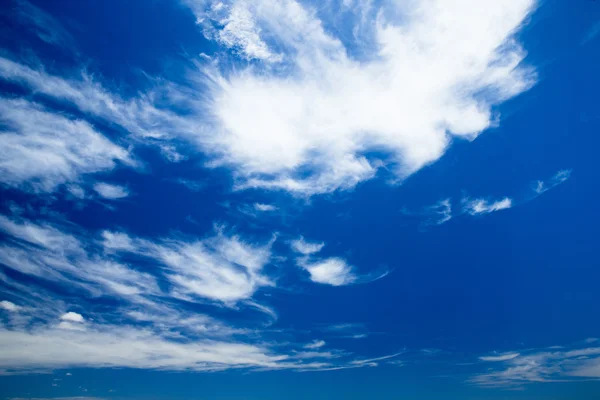 Blauwe lucht met witte wolken — Stockfoto