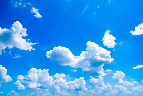 Blauer Himmel mit weißen Wolken — Stockfoto