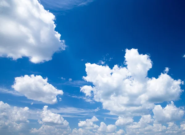 Cielo azul con nubes blancas — Foto de Stock