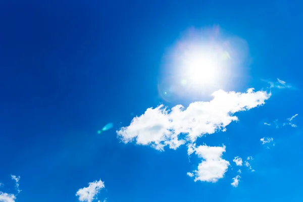 Cielo azul con nubes blancas — Foto de Stock