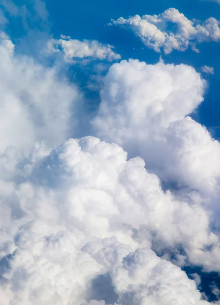 Ciel bleu avec des nuages blancs — Photo