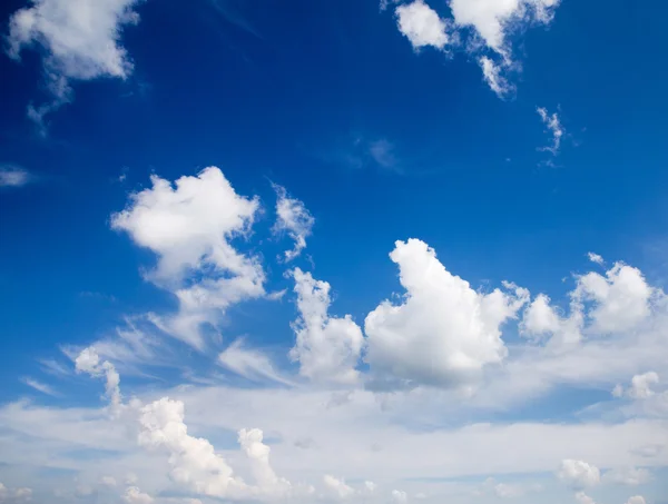 Blauwe lucht met witte wolken — Stockfoto