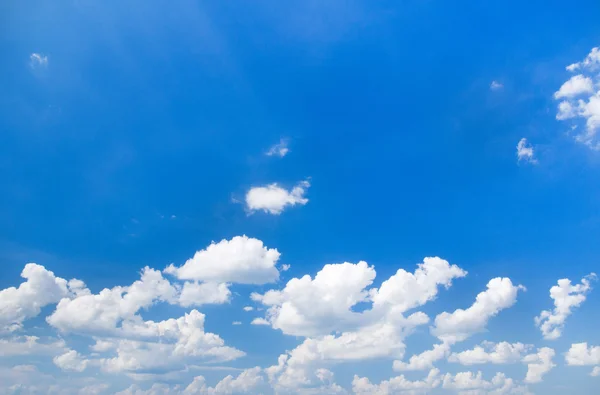 Cielo azul con nubes blancas —  Fotos de Stock