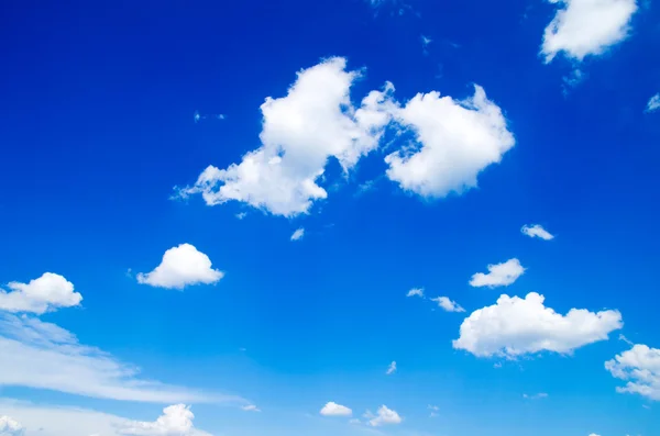 Céu azul com nuvens brancas — Fotografia de Stock