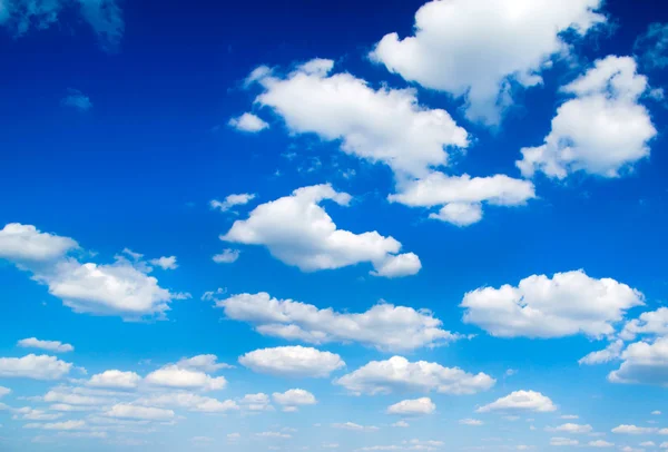 Blauer Himmel mit weißen Wolken — Stockfoto