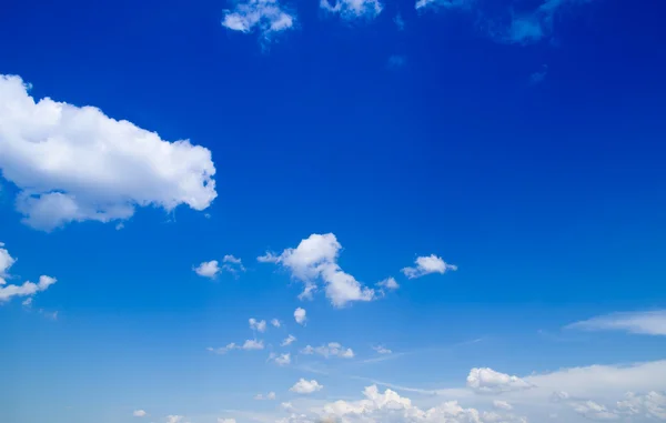 Cielo azul con nubes blancas —  Fotos de Stock