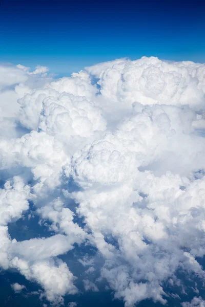 Blauwe lucht met witte wolken — Stockfoto