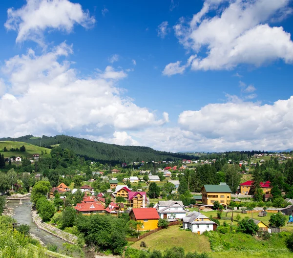 Yalnız hill tarafından orman kaplı — Stok fotoğraf