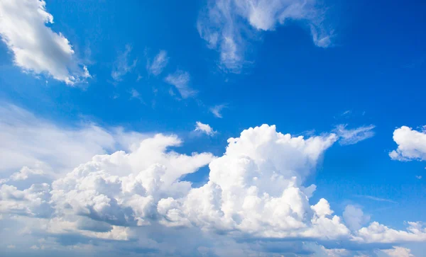Modrá obloha s bílými mraky — Stock fotografie