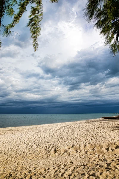 Piękna plaża i morze — Zdjęcie stockowe