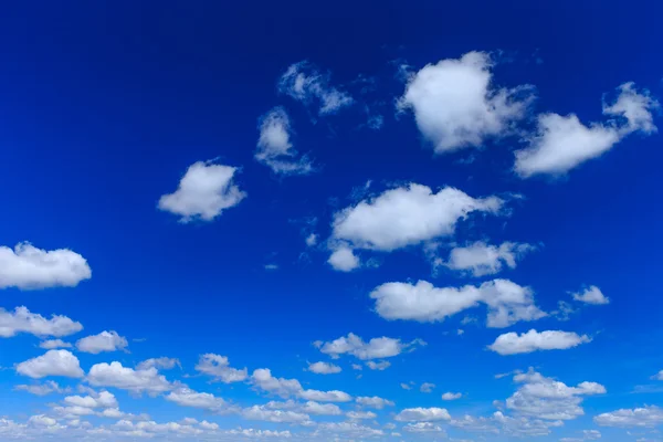 Cielo azul con nubes blancas — Foto de Stock