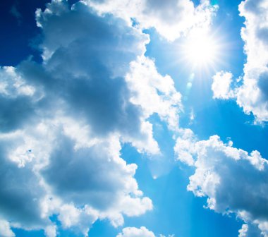 Beyaz bulutlu mavi gökyüzü