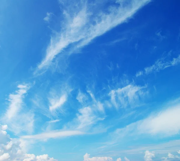 Cielo blu con nuvole bianche — Foto Stock