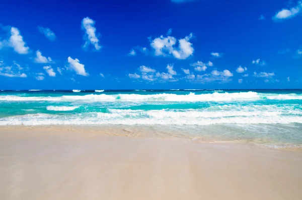 Παραλία και τη γαλάζια θάλασσα — Φωτογραφία Αρχείου