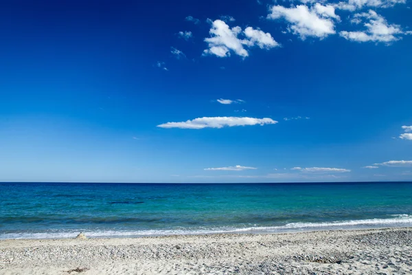 Beach and blue sea — Stock Photo, Image