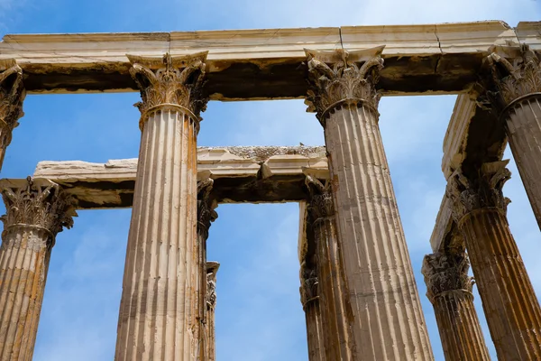 Tempel van de Olympische Zeus en de Akropolis — Stockfoto