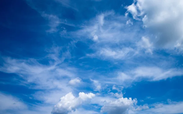 Céu azul com nuvens brancas — Fotografia de Stock