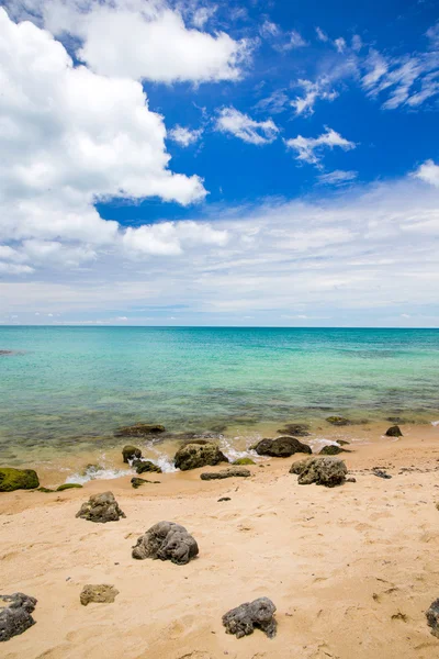 Playa y mar azul — Foto de Stock