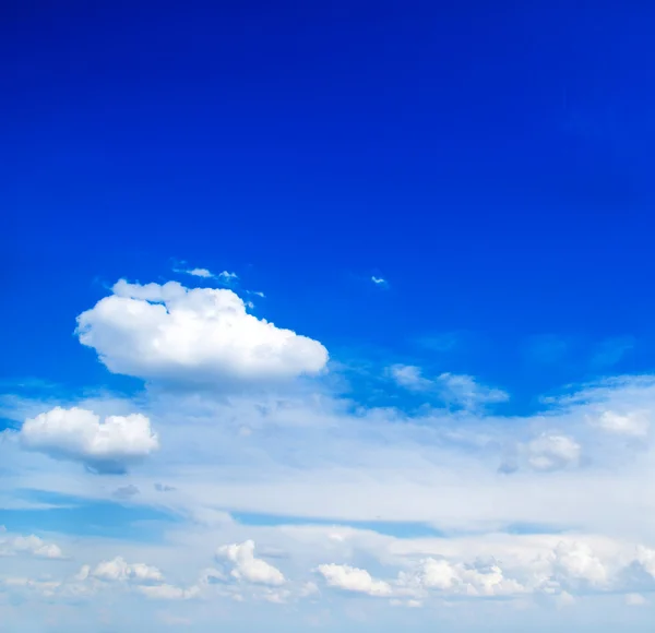 Blauer Himmel mit weißen Wolken — Stockfoto