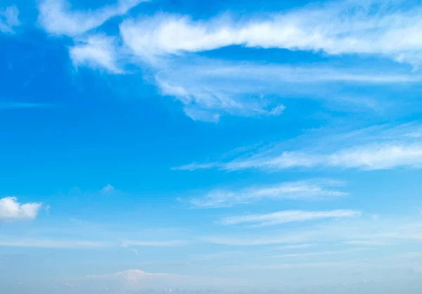 Blauer Himmel mit weißen Wolken — Stockfoto