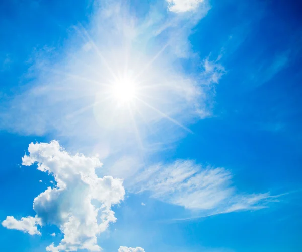 Cielo azul con nubes blancas — Foto de Stock