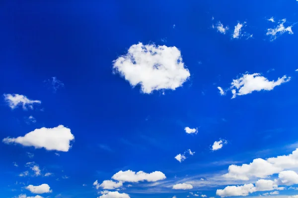 Cer albastru cu nori albi — Fotografie, imagine de stoc