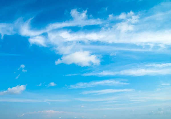 Céu azul com nuvens brancas — Fotografia de Stock