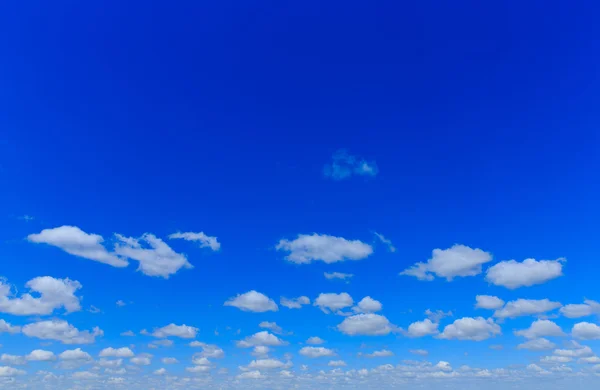 Cielo azul con nubes blancas —  Fotos de Stock