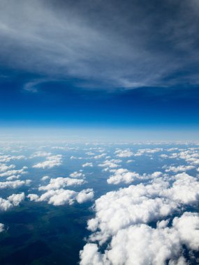 Beyaz bulutlu mavi gökyüzü