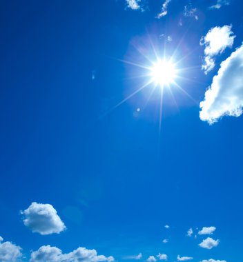 Beyaz bulutlu mavi gökyüzü