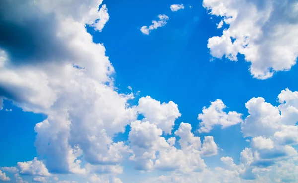 Blauwe lucht met witte wolken — Stockfoto